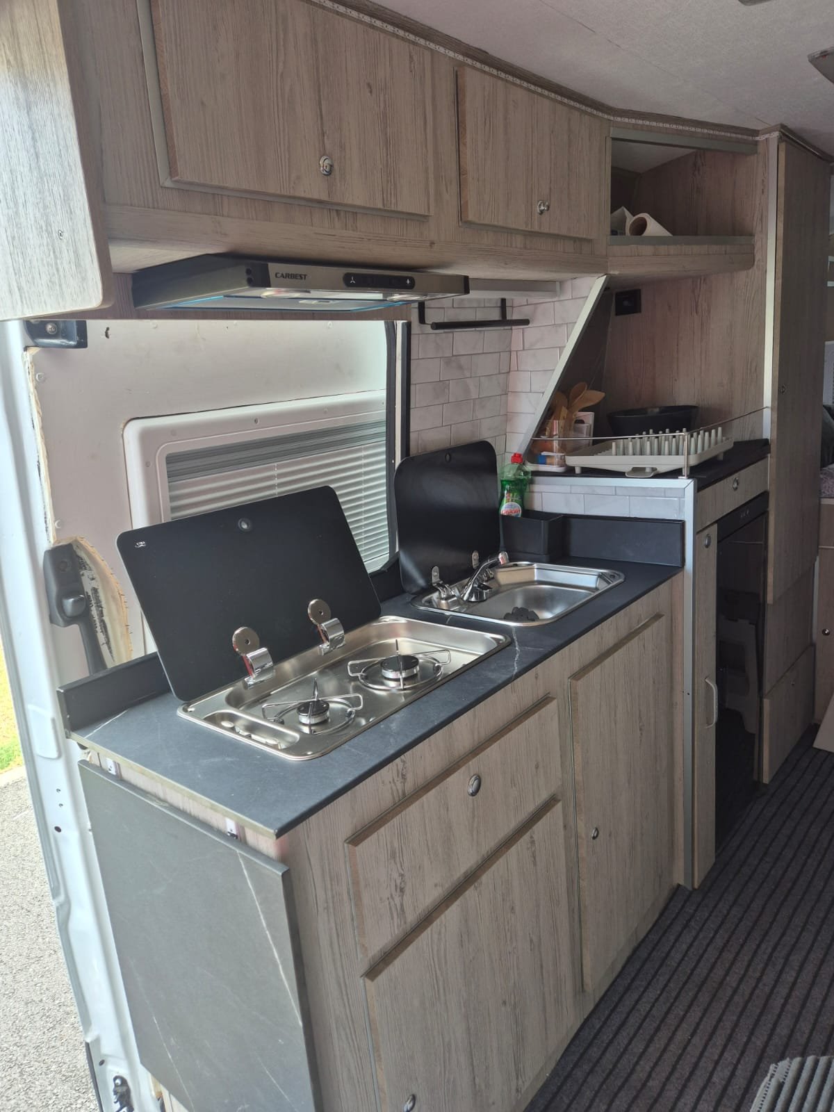 Cocina de la camper Mercedes Sprinter con dos fuegos, fregadero doble y campana