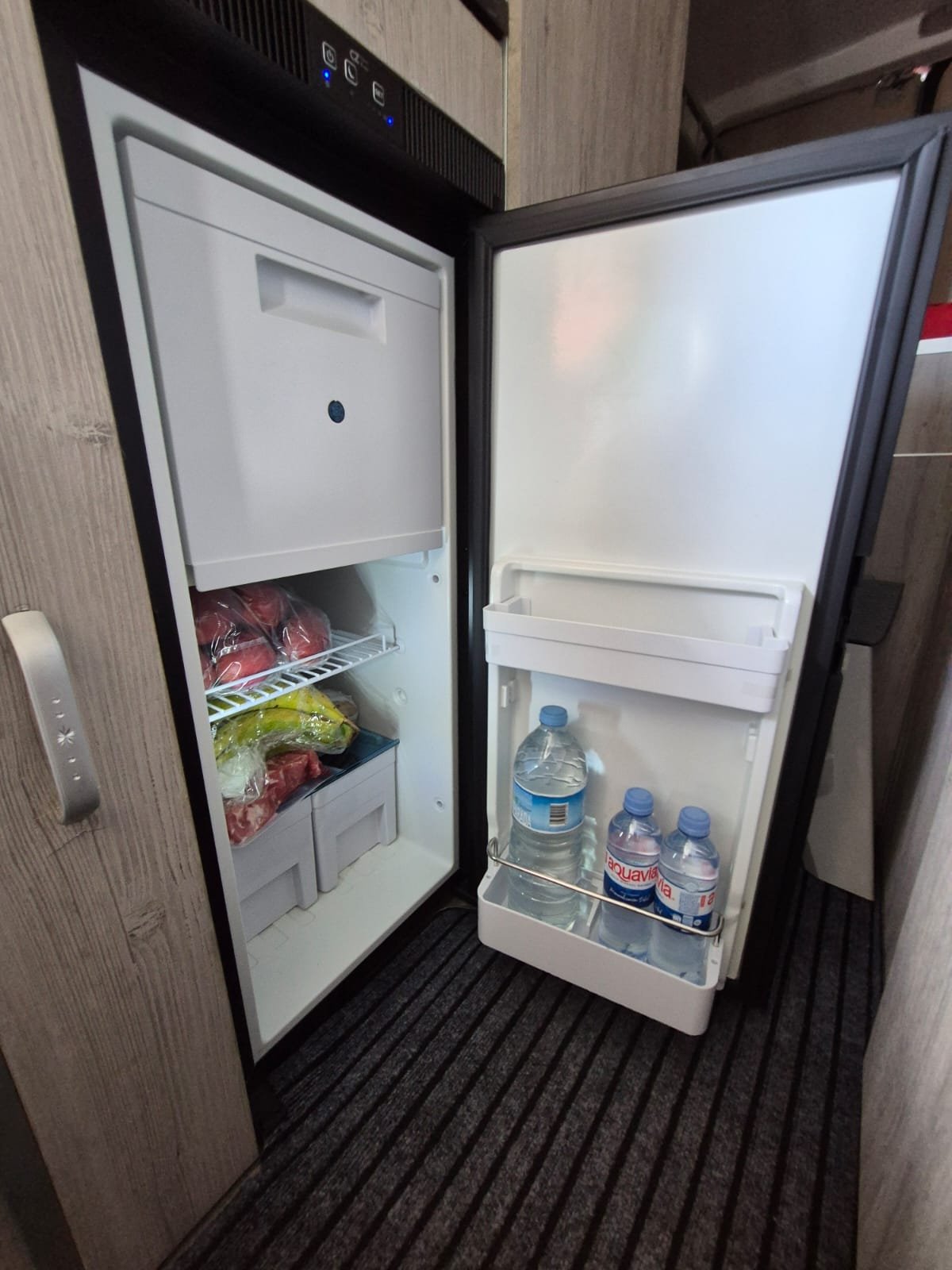 Nevera y congelador de la camper Mercedes Sprinter